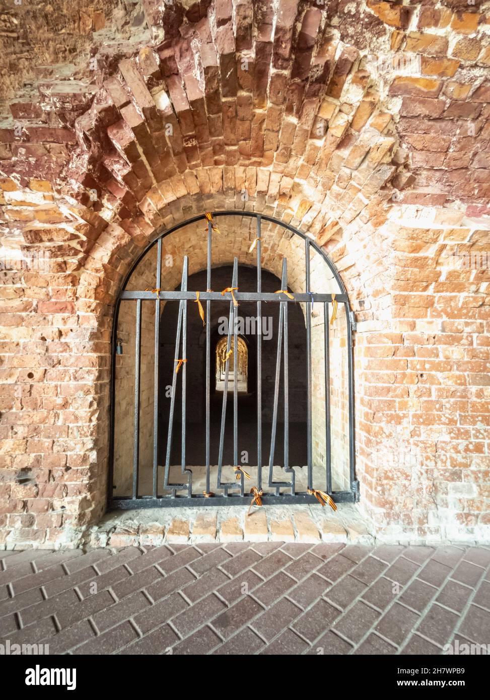 Brest, Weißrussland - August 2021: Gedenkmuseum Komplex Festung Brest. Geschichte des Zweiten Weltkriegs. Architektonische Elemente. Horizontales Foto. Stockfoto