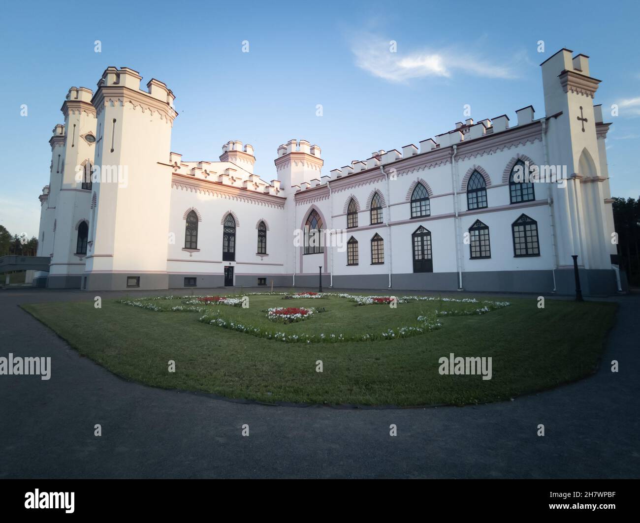 Kosovo, Weißrussland - 2021. August: Palast der Pusslowskys in Kossovo bei Sonnenuntergang an einem Sommertag. Horizontales Foto. Stockfoto