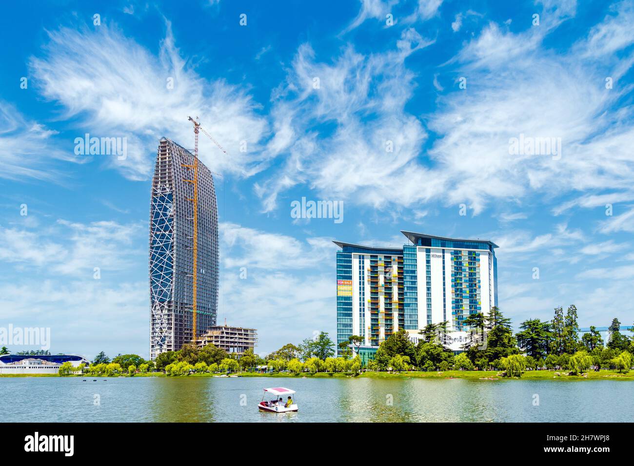 Batumi, Georgia, 19. Juni 2021: Bau eines neuen Wolkenkratzers zwischen See und Meer Stockfoto