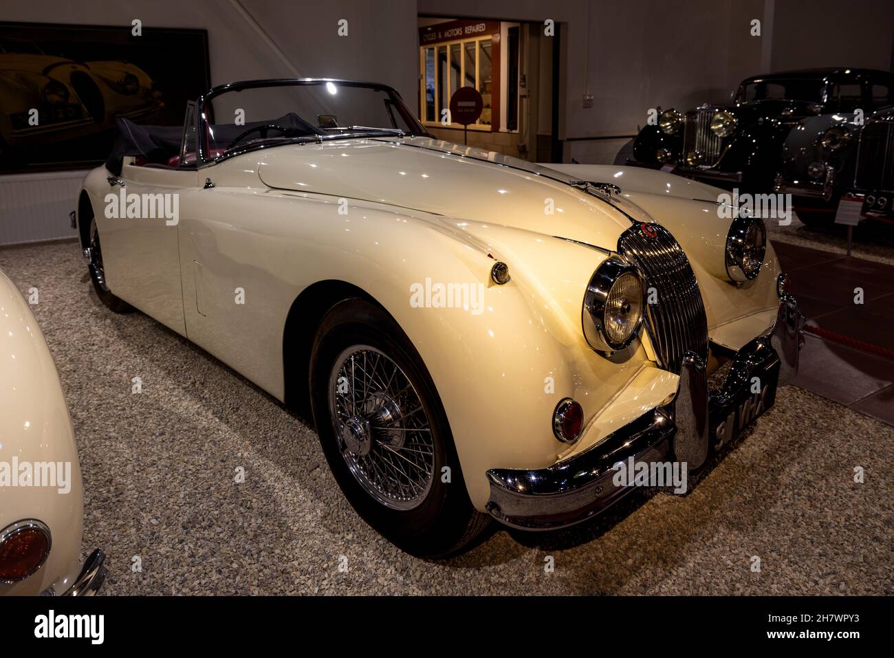 Ein Sportwagen von Jaguar XK150 aus dem Jahr 1959 wird im Haynes International Motor Museum, Sparkford, Yeovil, Somerset ausgestellt Stockfoto