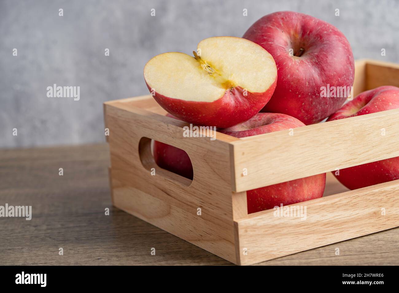 Apfel und halb Obst in Holzkiste mit Kopierraum Stockfotografie - Alamy