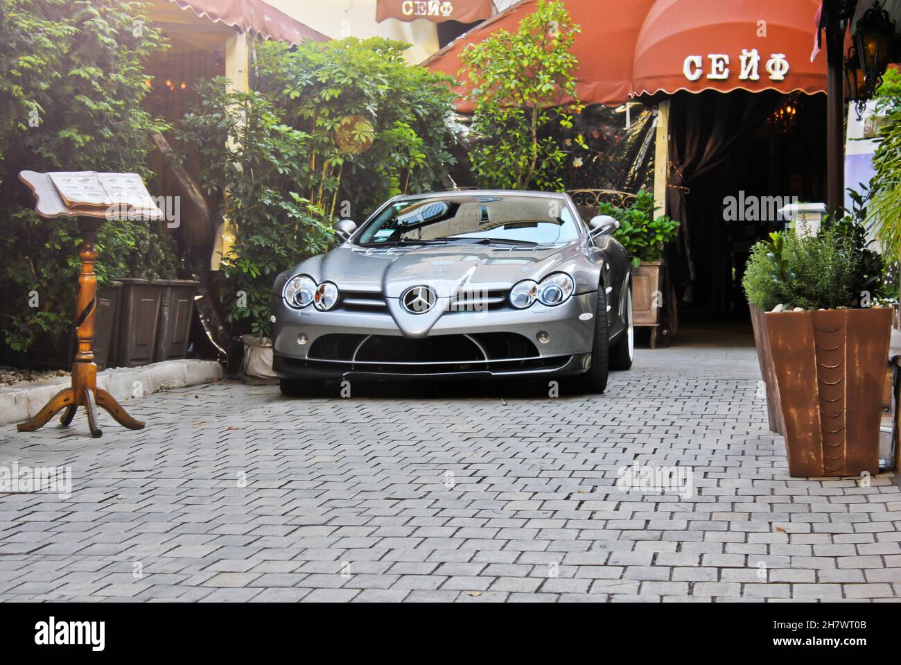 Kiew, Ukraine - 11. September 2011: Mercedes-Benz SLR McLaren 722 Edition im Hintergrund des Restaurants. Altes Cafe Stockfoto