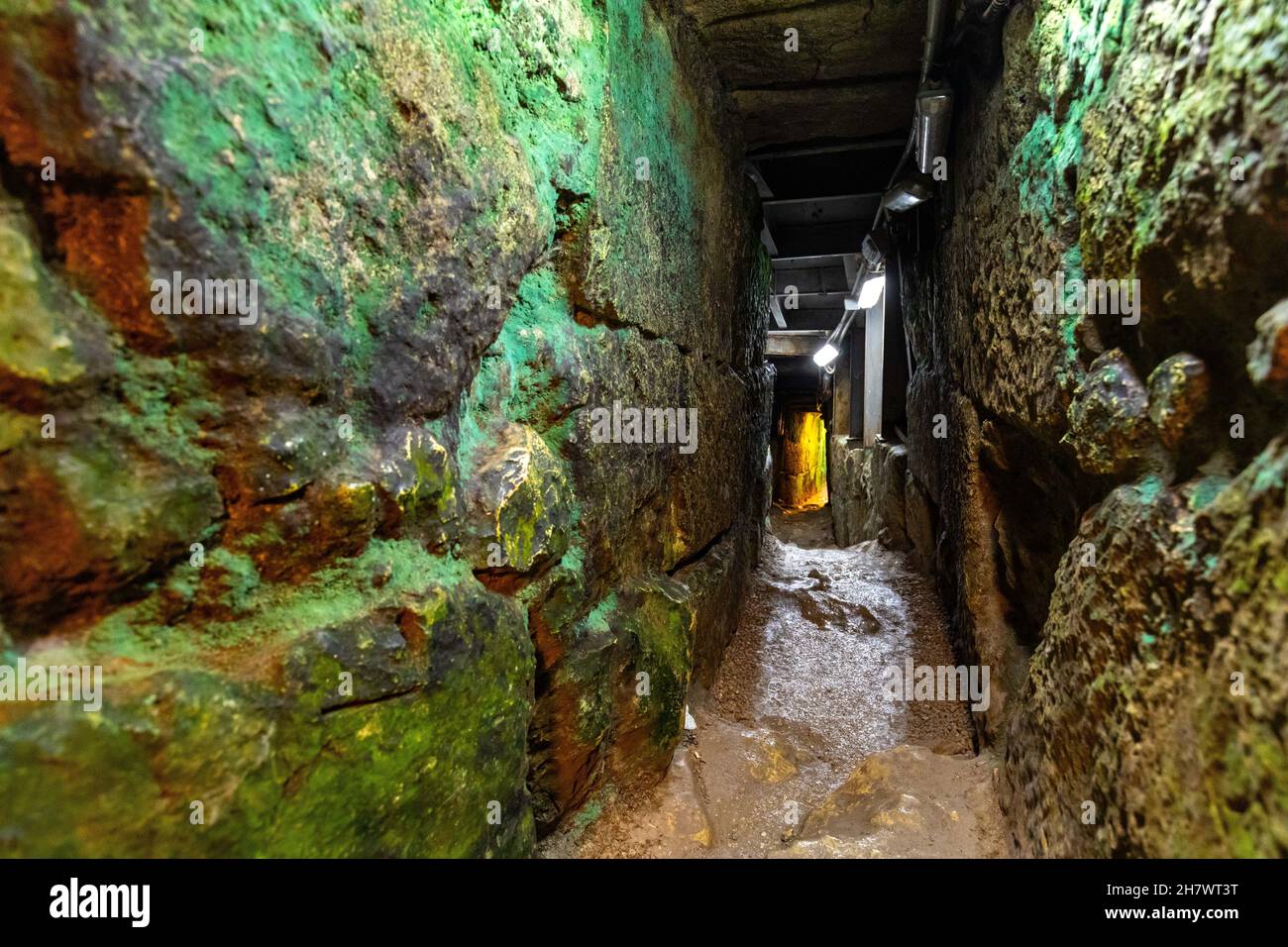Jerusalem, Israel - 13. Oktober 2017: Siloam-Tunnel, bekannt als Hezekijas Tunnel, unterirdischer Pfad unter der alten Stadt Davids im Kidron-Tal Stockfoto