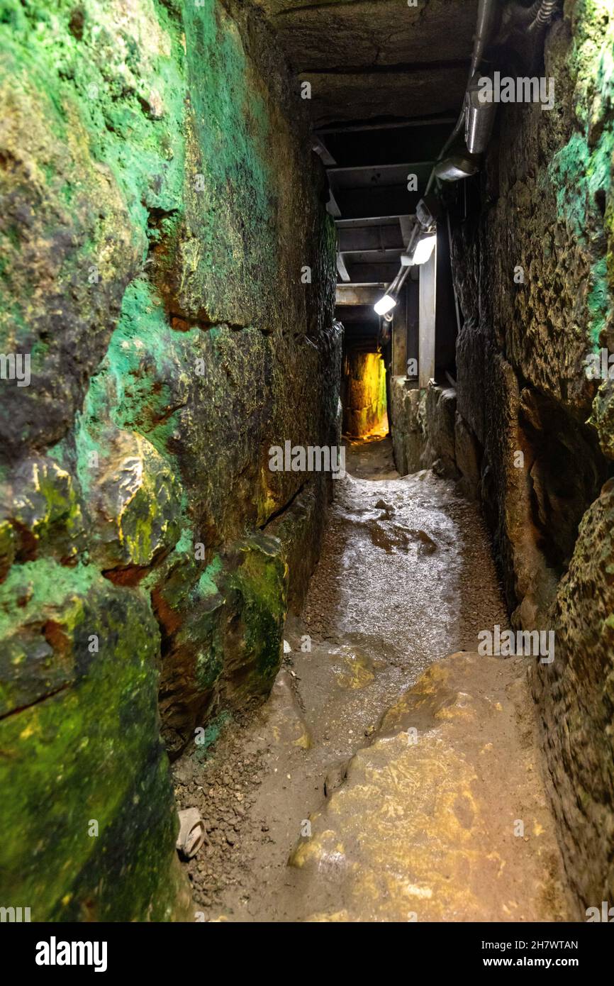 Jerusalem, Israel - 13. Oktober 2017: Siloam-Tunnel, bekannt als Hezekijas Tunnel, unterirdischer Pfad unter der alten Stadt Davids im Kidron-Tal Stockfoto