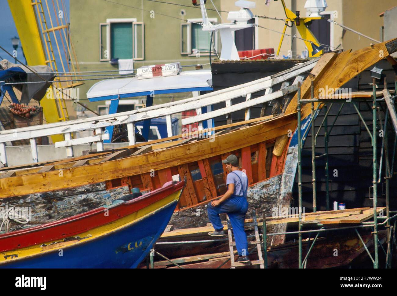 - cantiere navale di barche tipiche nel paese di Pellestrina, sull'isola che separa la laguna di Venezia dal Mare - Werft von typischen Booten in Pellestrina Dorf, auf der Insel, die die Lagune von Venedig vom Meer Italia trennt Stockfoto