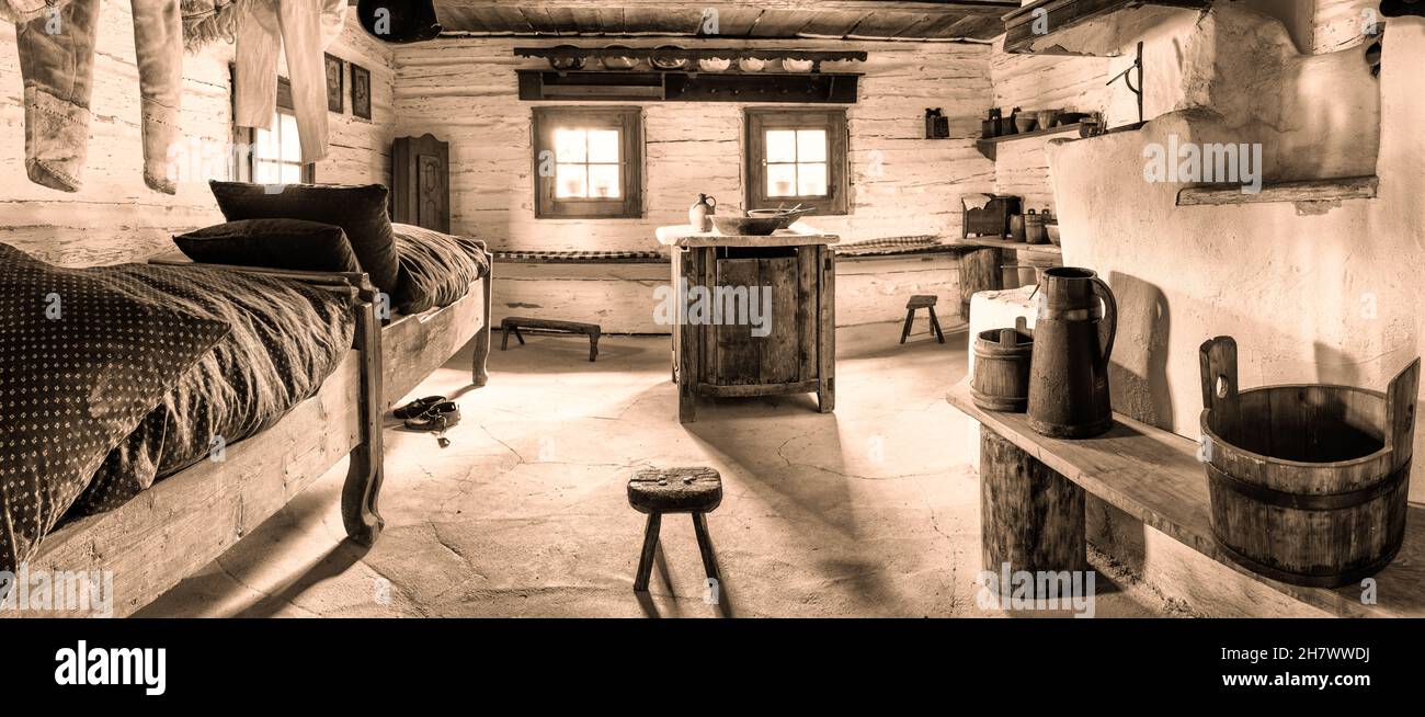 Interieur des Hauses, altes Holzhaus, historische Möbel, handgefertigte Möbel Stockfoto