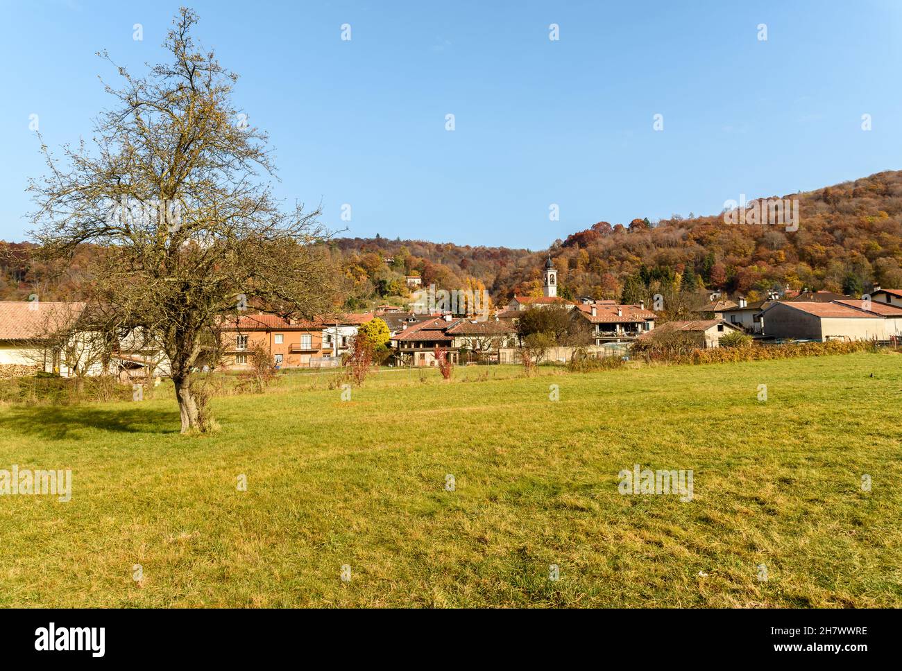Ländliche Landschaft in der Herbstsaison des kleinen italienischen Dorfes Brinzio im Tal Rasa in der Provinz Varese, Lombardei, Italien Stockfoto