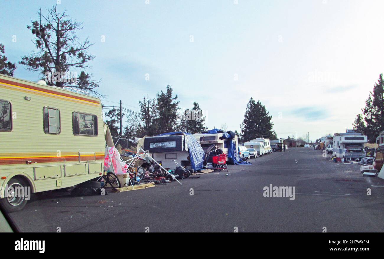 Alte Wohnmobile und Lieferwagen, Zelte und selbstgemachte Unterkünfte markieren das größte Obdachlosenlager in Bend, Oregon. Bend, eine Stadt mit etwa 95.000 Einwohnern, hat mehr als tausend Obdachlose. Stockfoto