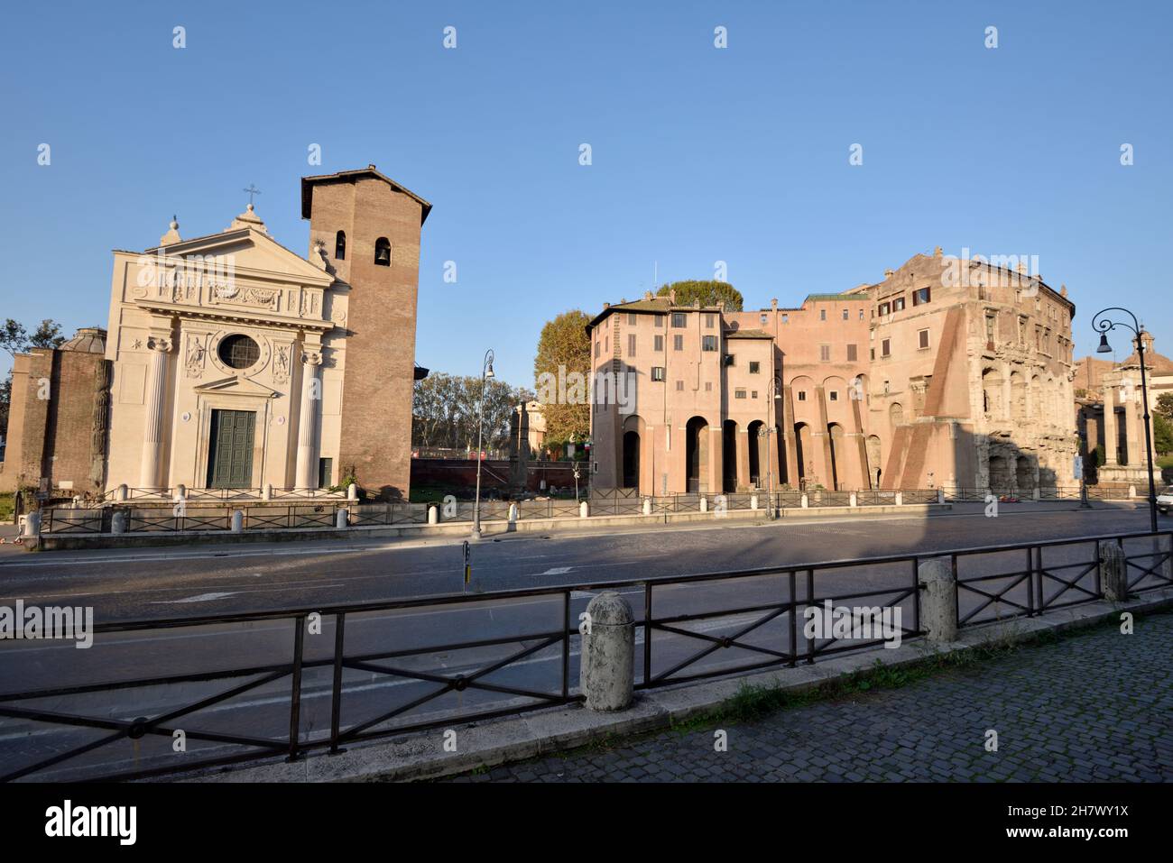italien, rom, Via del teatro di marcello, Kirche san nicola in carcere und palazzo orsini (teatro di marcello) Stockfoto