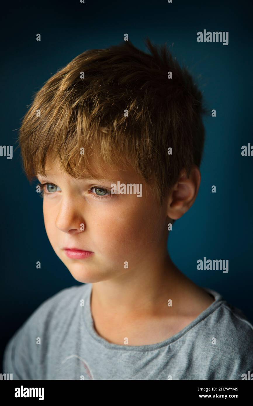Porträt eines kaukasischen Jungen mit blauen Augen Stockfoto