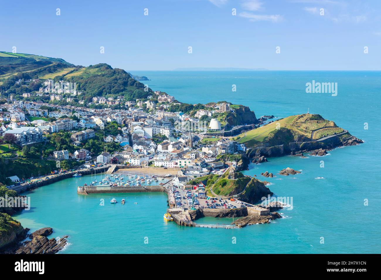 Ilfracombe - Blick auf die Küste und den Hafen von Ilfracombe vom Südwestküstenpfad über der Stadt Ilfracombe Devon England GB Europa Stockfoto