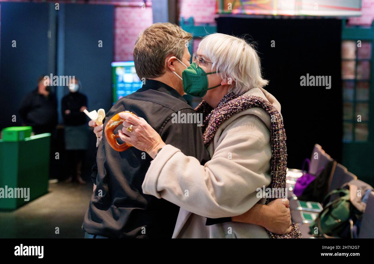 Berlin, Deutschland. 25th. November 2021. Robert Habeck (l), Bundesvorsitzender von Bündnis 90/die Grünen, und Bundestagsvizepräsidentin und Grünen-Politikerin Claudia Roth besuchen das Bundesländer-Forum ihrer Partei zum Start der Primärabstimmung über den Koalitionsvertrag mit SPD und FDP zur Bildung einer Bundesregierung. Quelle: Kay Nietfeld/dpa/Alamy Live News Stockfoto