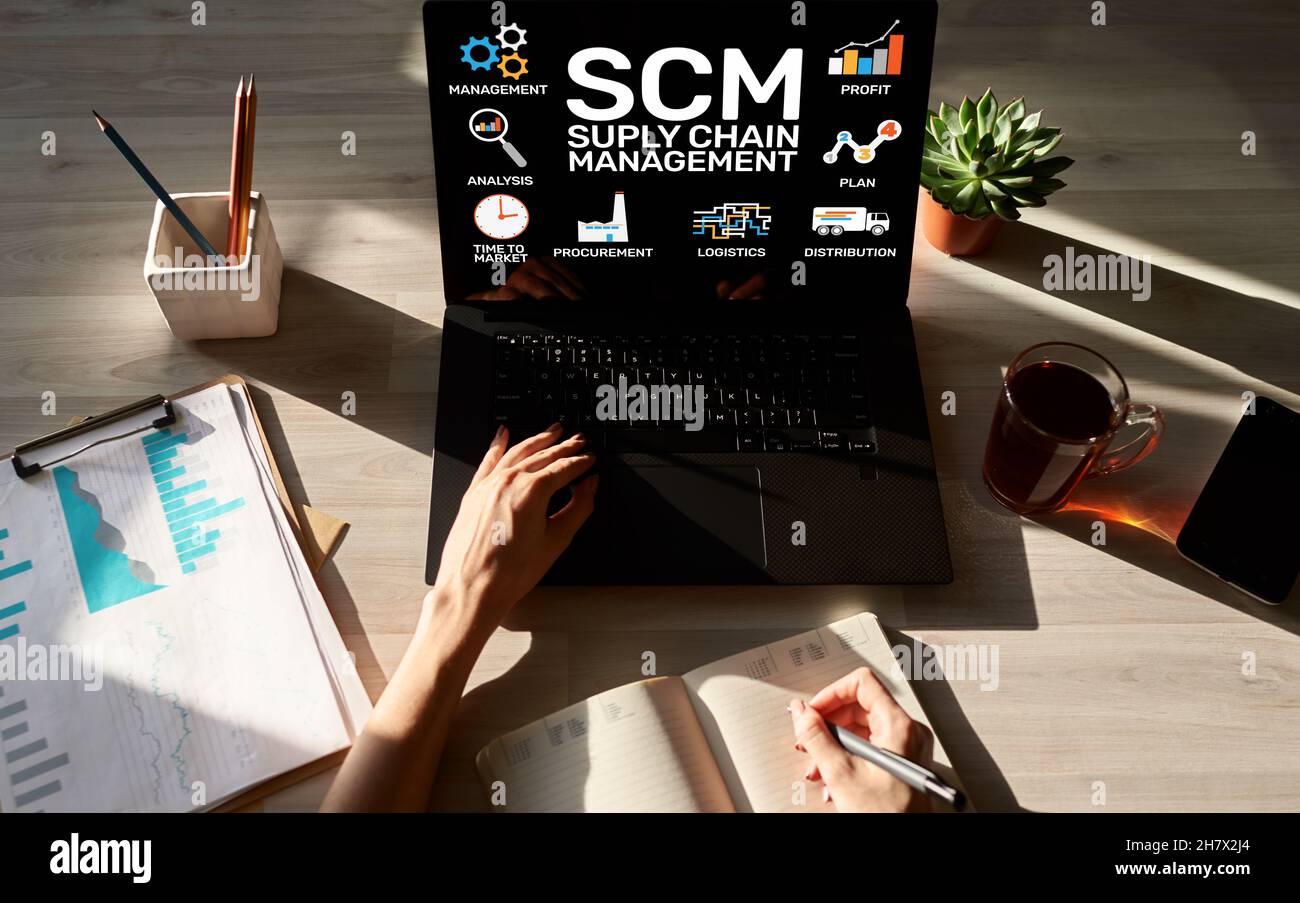 SCM - Supply Chain Management und Geschäftsstrategiekonzept auf dem Bildschirm. Stockfoto