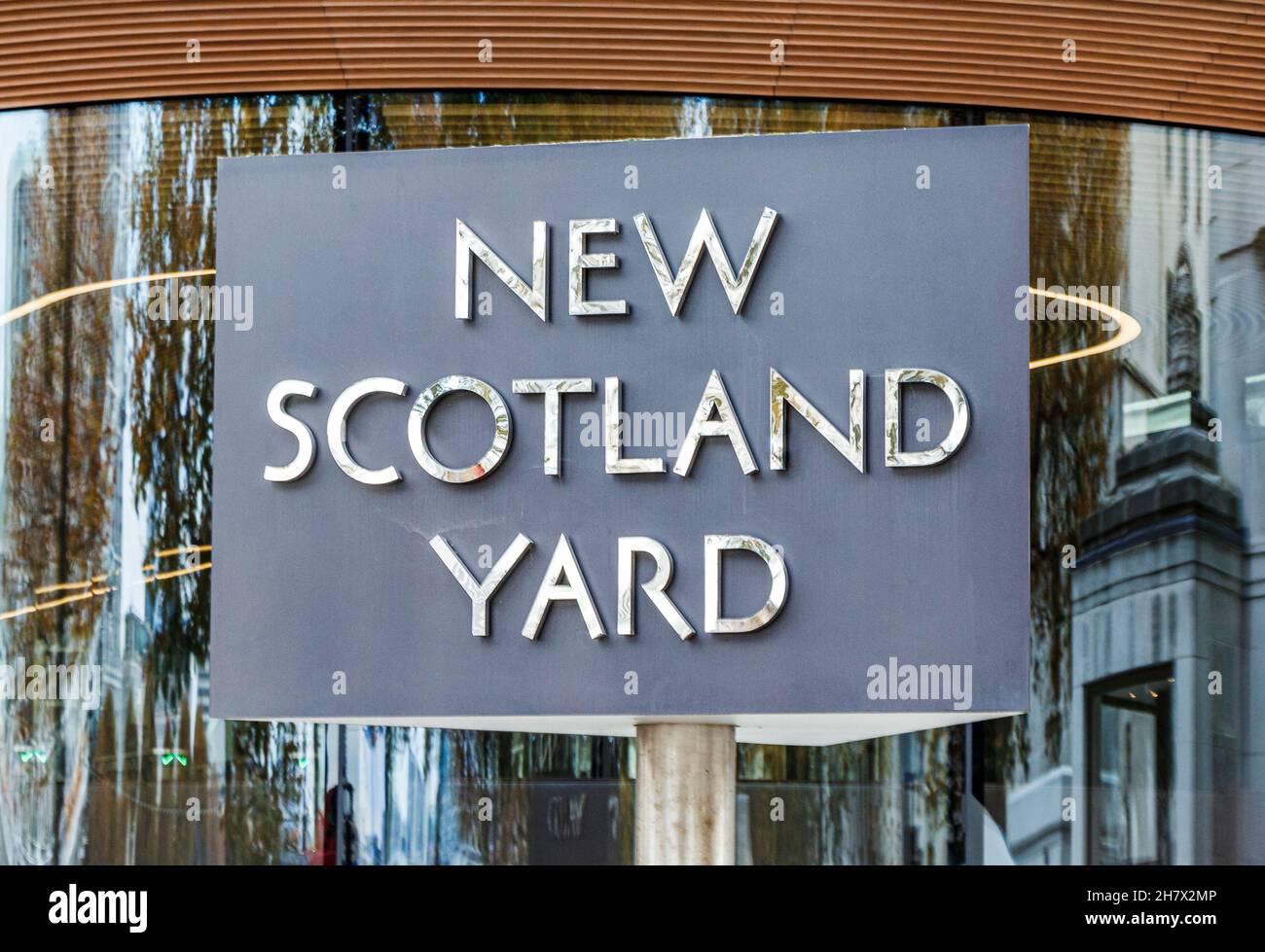 Das ikonische Drehschild vor dem New Scotland Yard, dem Hauptsitz der Metropolitan Police, Victoria Embankment, London, Großbritannien Stockfoto