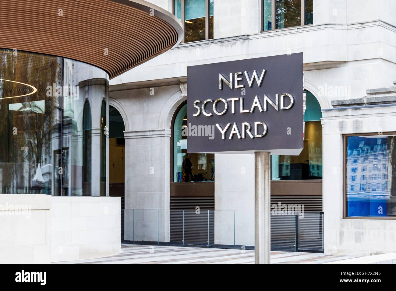 Das ikonische Drehschild vor dem New Scotland Yard, dem Hauptsitz der Metropolitan Police, Victoria Embankment, London, Großbritannien Stockfoto