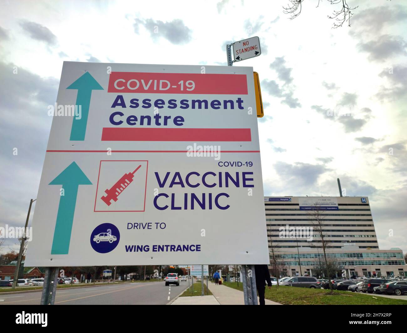 Toronto, Ontario, Kanada - 11/18/2021: Zeichen, um dem Covid-19 Assessment Centre und der Impfstoffklinik die Richtung zu zeigen Stockfoto