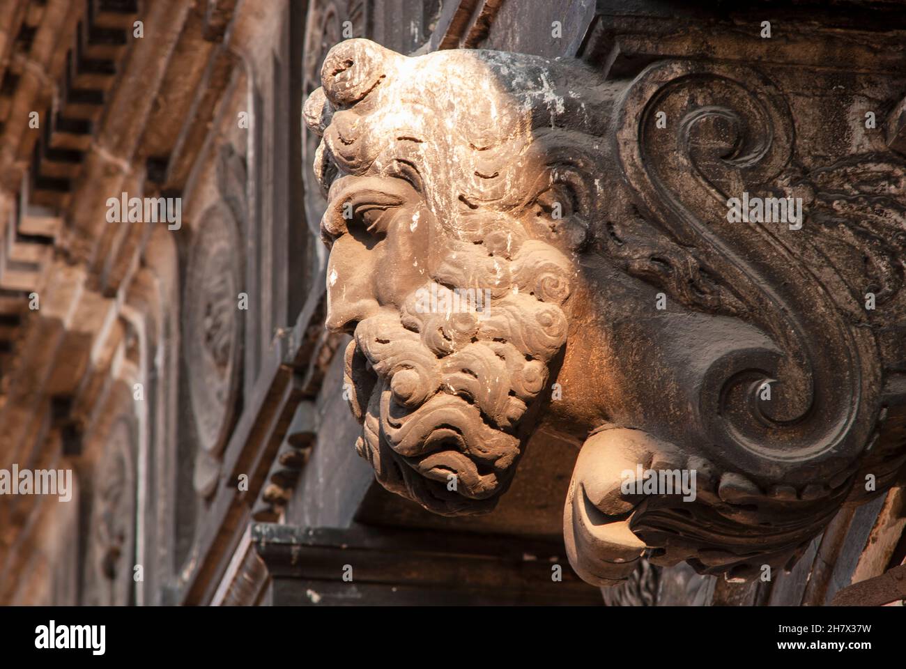 Skulptur an der Fassade eines alten Gebäudes, Venedig, Italien. Kopf eines mythologischen gottes Stockfoto