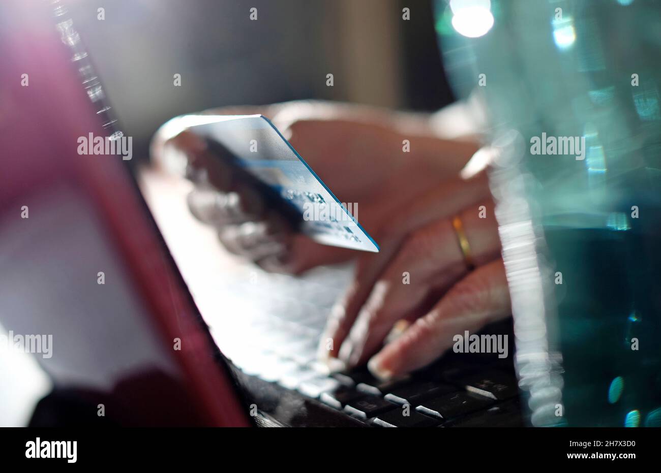 Ältere Frau, die online mit einem Laptop online Karten kauft Stockfoto