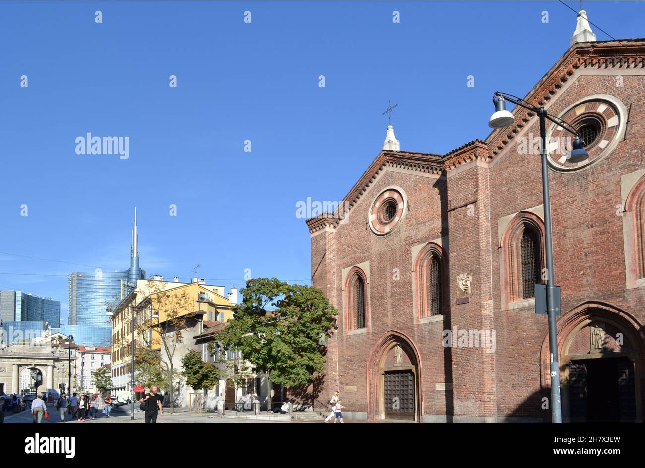 Mailand, Italien - 25. September 2015: Das antike Stadttor Porta Garibaldi, die Kirche Santa Maria Incoronata im lombardischen gotischen Stil aus roten Ziegelsteinen. Stockfoto