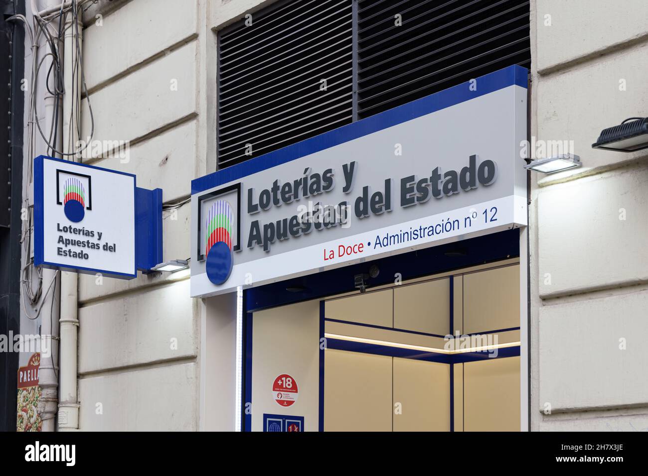 VALENCIA, SPANIEN - 10. NOVEMBER 2021: Loterias y Apuestas del Estado ist verantwortlich für die Verwaltung, den Betrieb und die Vermarktung aller Arten von Lotteri Stockfoto