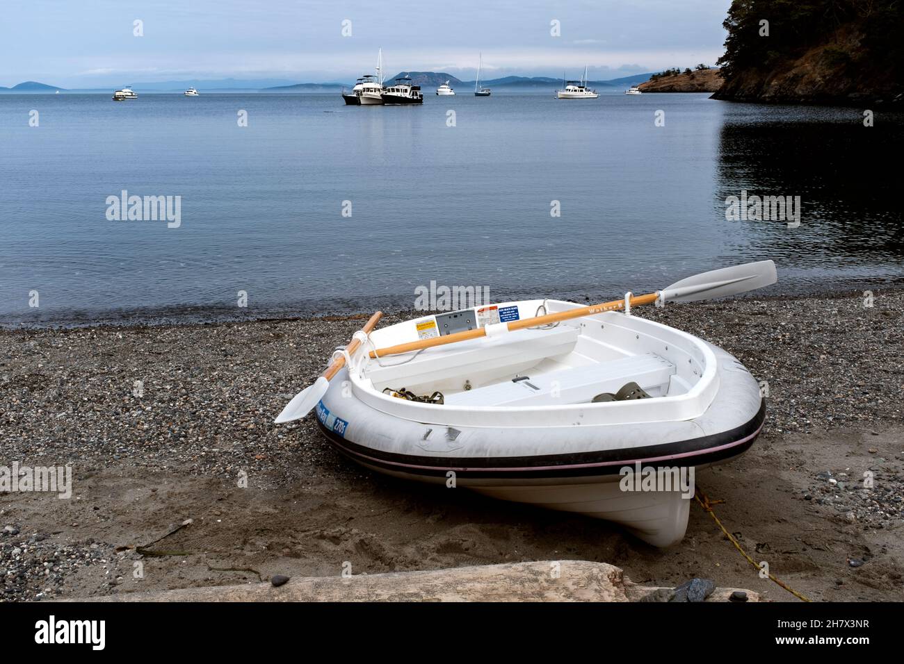 WA20431-00....WASHINGTON - kleines Boot in Watmough Bay auf Lopez Island, San Juan Islands Group. Stockfoto