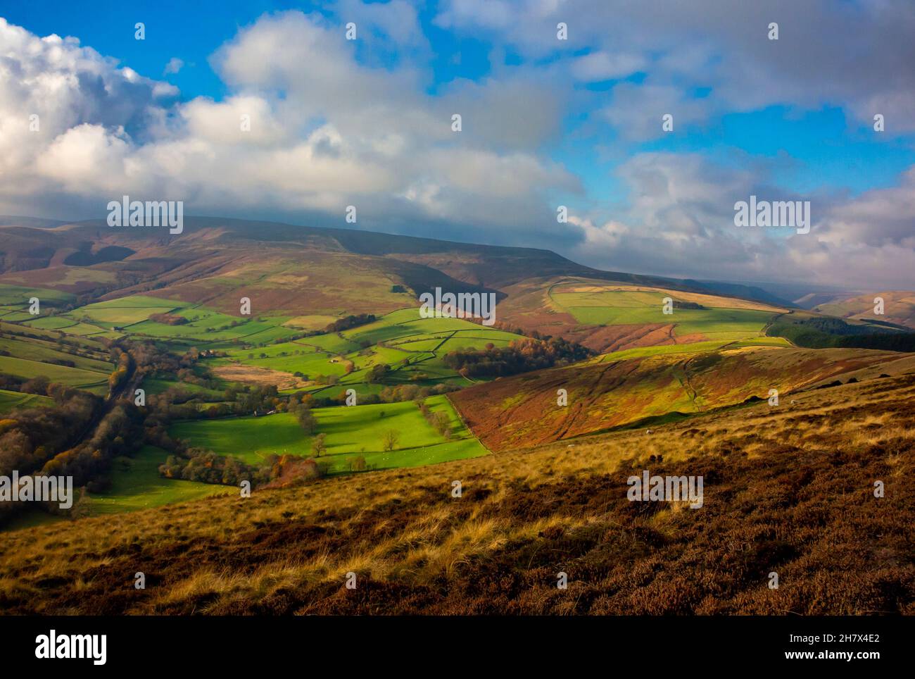 Blick von den Hängen des Win Hill im Peak District National Park Derbyshire England nach Edale Stockfoto