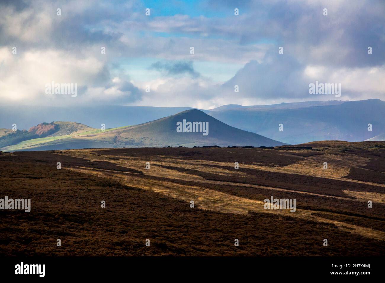 Blick vom Win Hill im Peak District National Park Derbyshire England auf den Gipfel des Lose Hill Stockfoto