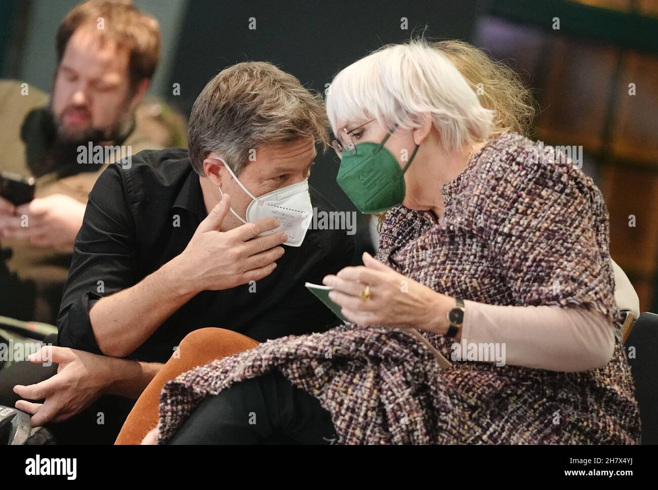 Berlin, Deutschland. 25th. November 2021. Robert Habeck, Bundesvorsitzender von Bündnis 90/die Grünen, und Bundestagsvizepräsidentin und Grünen-Politikerin Claudia Roth nehmen am bundesstaatlichen Forum ihrer Partei zum Start der Erstabstimmung über den Koalitionsvertrag mit SPD und FDP zur Bildung einer Bundesregierung Teil. Quelle: Kay Nietfeld/dpa/Alamy Live News Stockfoto