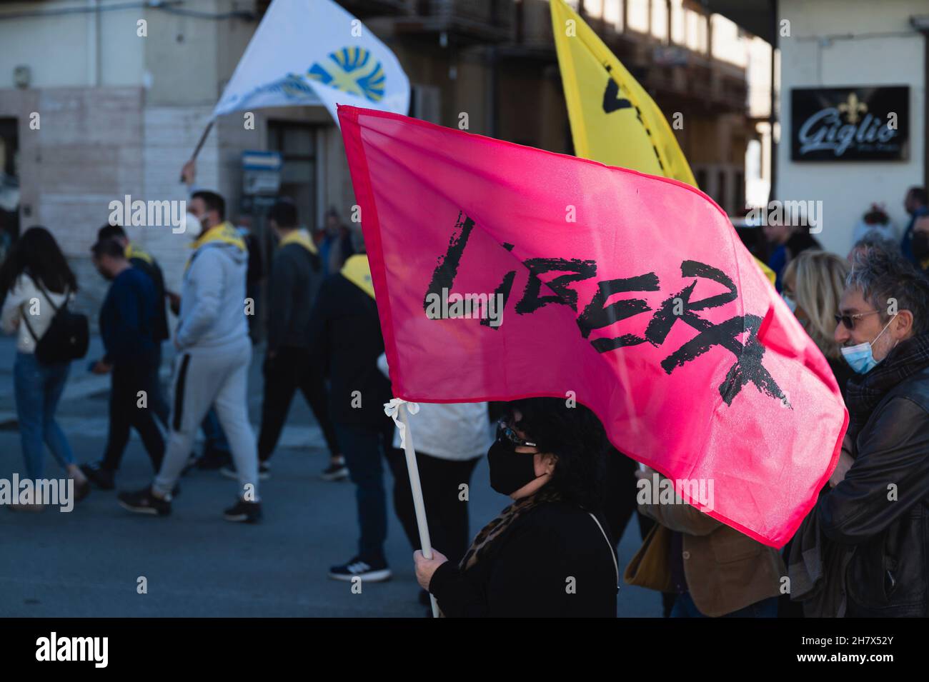 Siderno, Italien. 20th. November 2021. Eine Frau sah während der Demonstration eine Libera-Fahne im Besitz eines Anti-Mafia-Vereins.Eine Demonstration gegen die jüngsten Einschüchterungen, die angeblich von der lokalen Mafia (‘ndrangheta) in Siderno durchgeführt wurde. Die neue Bürgermeisterin Mariateresa Fragomeni, lokale Institutionen und Studenten nahmen an einem von der Bewegung #inpiedipersiderno organisierten Protest Teil. Kredit: SOPA Images Limited/Alamy Live Nachrichten Stockfoto