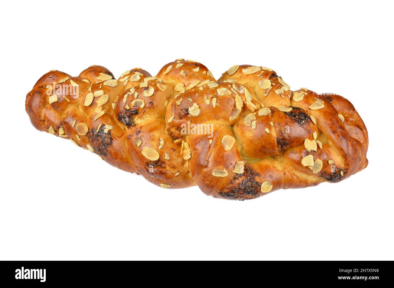 Schickes Brot mit Rosinen auf slowakisch genannt: Vianocka. Süße Brotscheiben mit Laub und ein ganzes Stück im Rücken. Osterbrot. Isoliert auf weiß Stockfoto