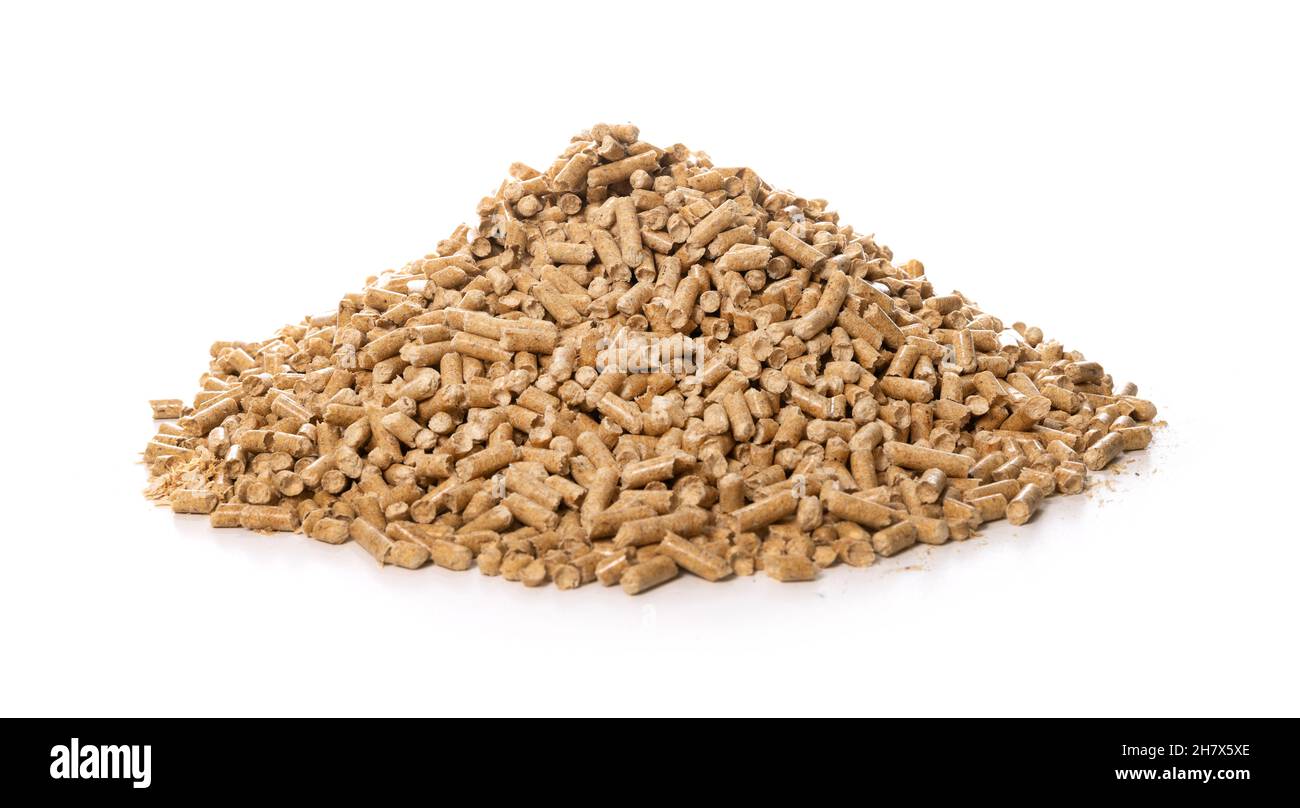 Stapel von Holzpellets auf weißem Hintergrund Stockfoto