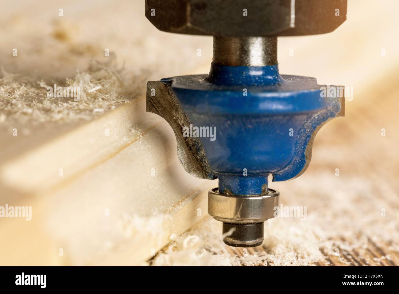 Holzkanten-Fräser aus der Nähe. Möbelwerkstatt und Produktion Stockfoto