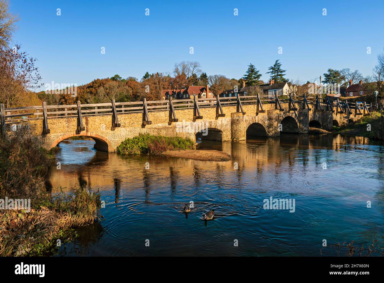 Tilford mittelalterliche Packhorse Brücke. Tilford, Farnham, Surrey, England, Großbritannien. Stockfoto