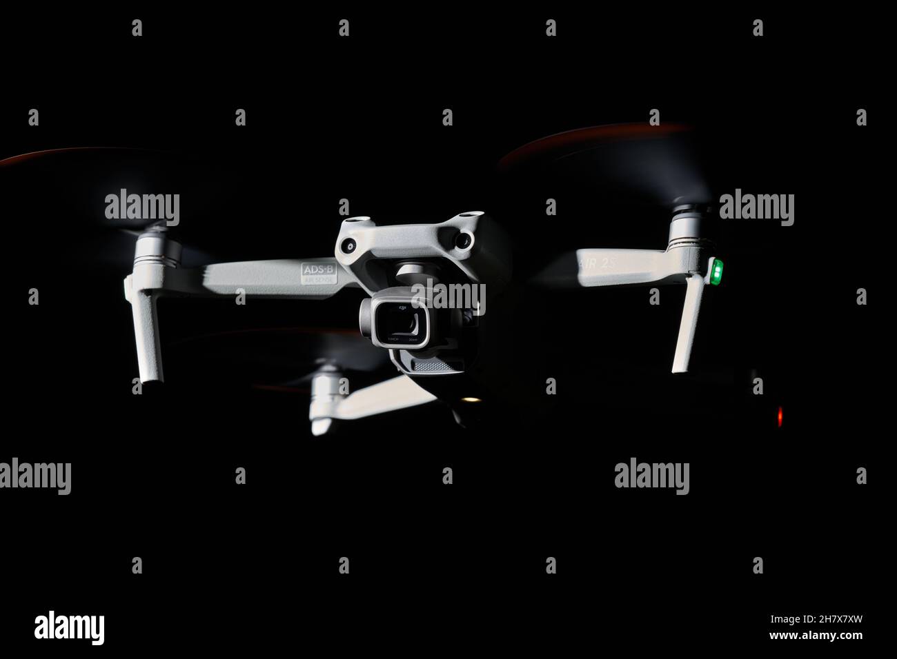 Nürtingen, 26. Juni 2021: Drohne dji Air 2s von vorne. Isoliert auf Schwarz. Beleuchtet mit 1 Blitz in der Nacht. Seitenansicht. Stockfoto