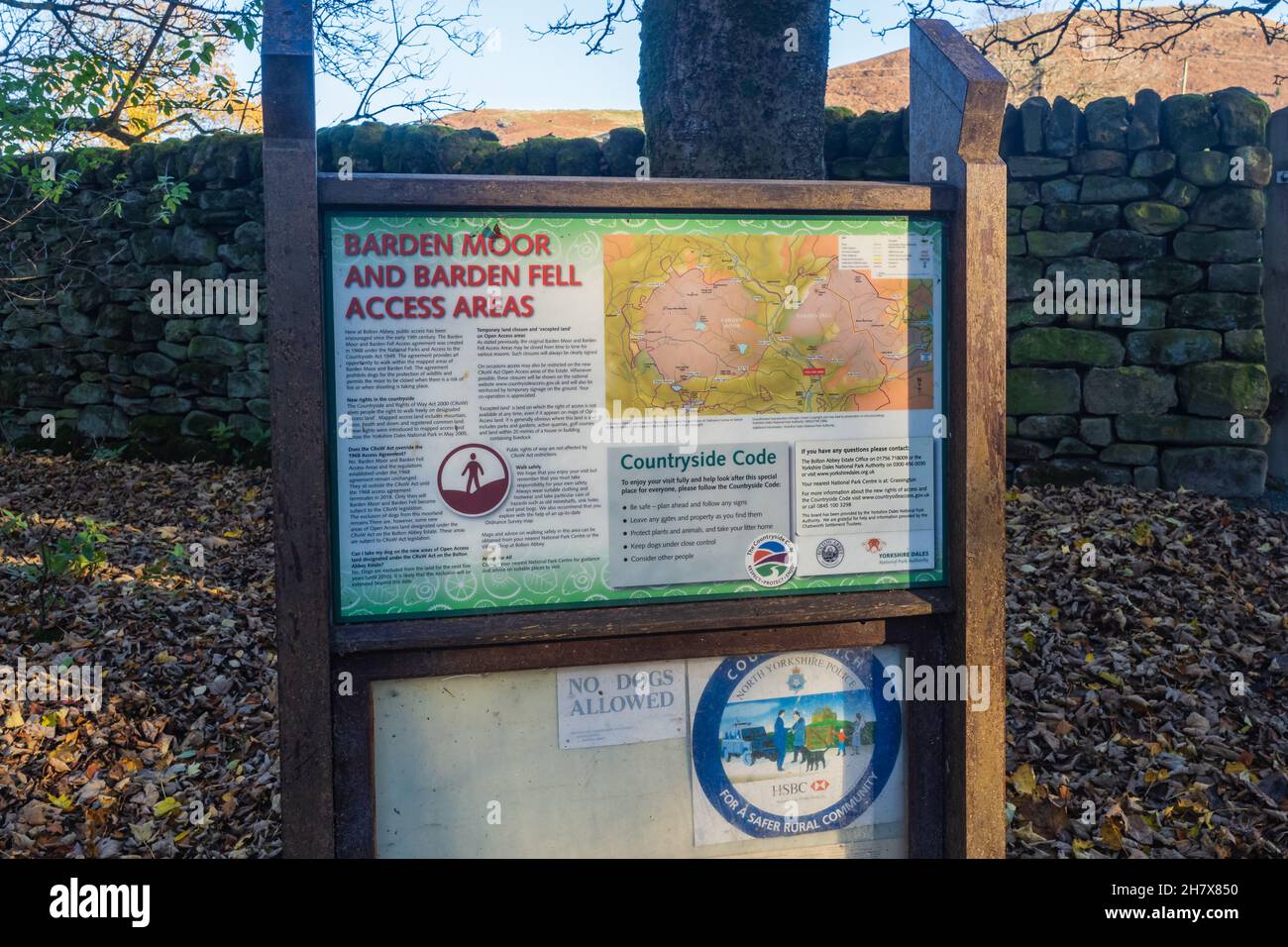 21.11.2021 Barden Bridge, Wharfedale, North Yorkshire, Großbritannien. Eine Tafel in StrD Wood zeigt den Weg nach Barden Moor, Barden Fell und Vsions fielen in die Stockfoto