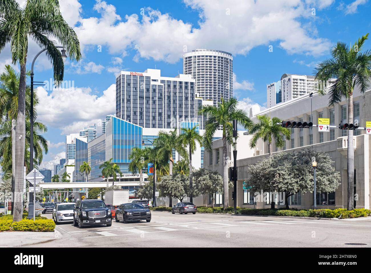 Verkehr und Wolkenkratzer in Downtown Miami, Stadtzentrum rund um das Central Business District von Miami, Florida, USA / USA Stockfoto