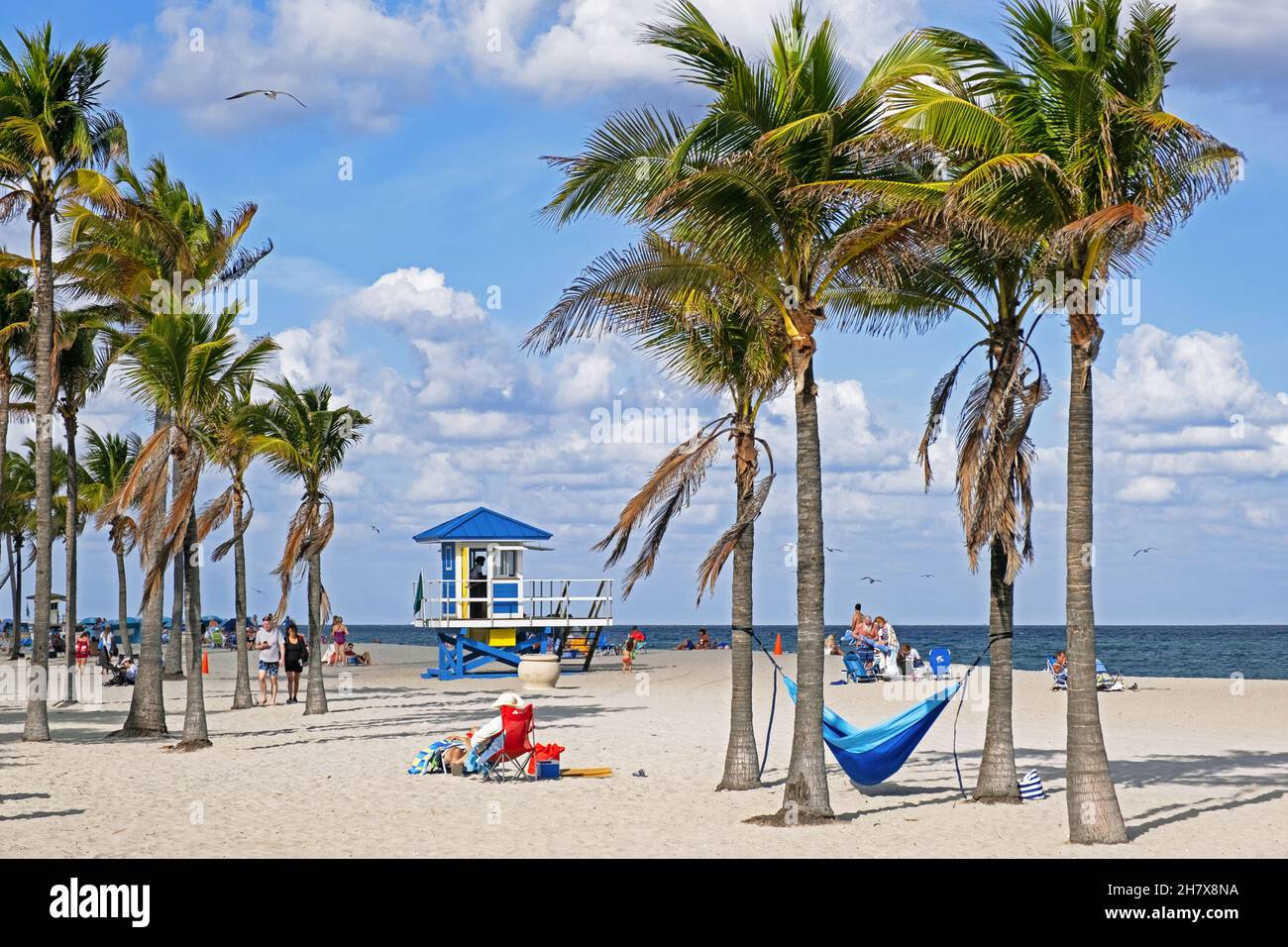 Touristen und Rettungsschwimmer Turm im Winter auf Surfside Beach am Atlantik in Miami-Dade County, Florida, USA / USA Stockfoto