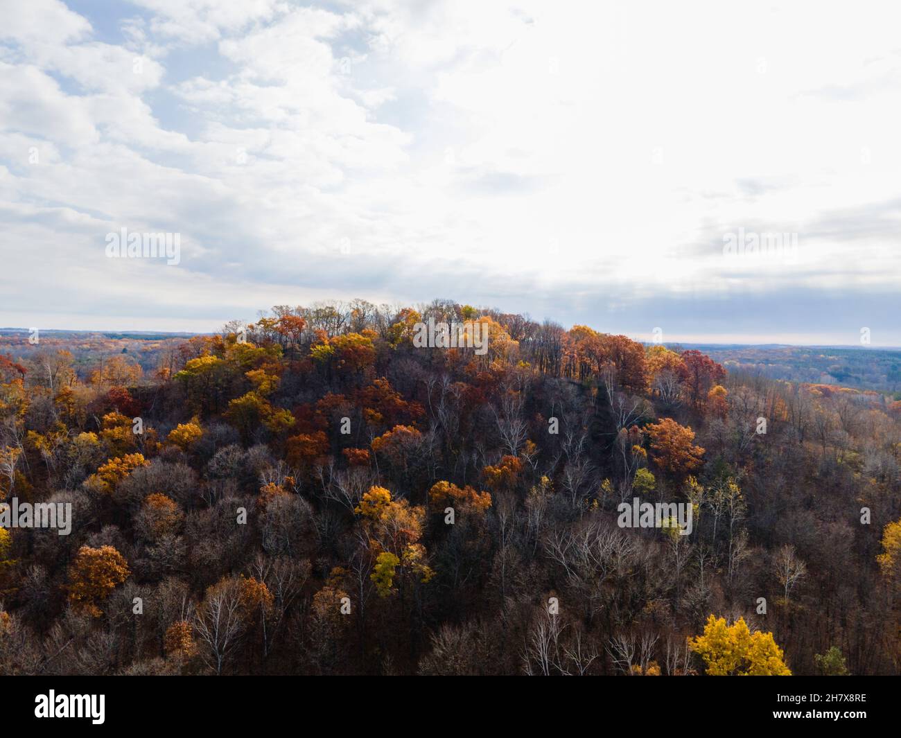 Luftaufnahme des Dundee Mountain an einem bewölkten Herbstmorgen. Dundee, Wisconsin, USA. Stockfoto