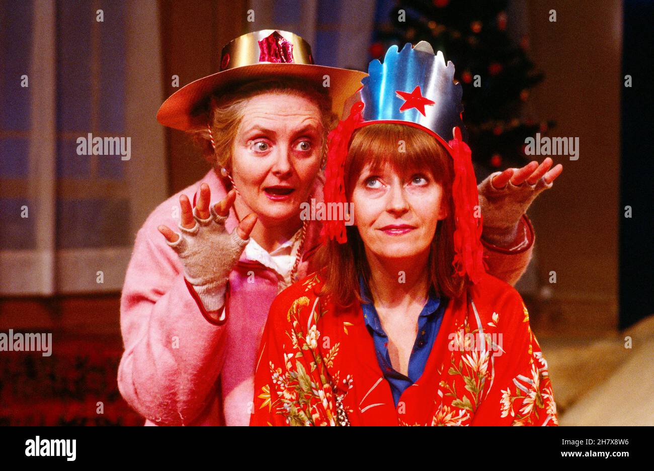 l-r: Gillian Hanna, Mary McCusker in ORIGIN OF THE SPECIES von Bryony Lavery im Drill Hall Arts Centre, London WC1 20/03/1985 präsentiert von Monstrous Regiment Design: Jenny Carey Regie: Nona Shepphard Stockfoto