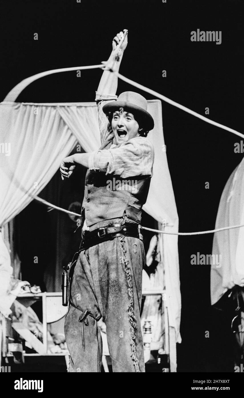 Gillian Hanna (Calamity Jane) in CALAMITY von Bryony Lavery im Tricycle Theatre, London NW6 25/01/1984 präsentiert von Monstrous Regiment Design: Andrea Montag Beleuchtung: Veronica Wood Regie: Nona Shepphard Stockfoto