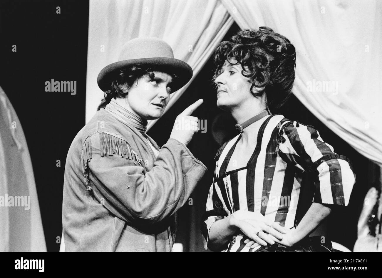 l-r: Gillian Hanna (Calamity Jane), Mary McCusker (Madame Moustache) in CALAMITY von Bryony Lavery im Tricycle Theatre, London NW6 25/01/1984 präsentiert von Monstrous Regiment Design: Andrea Montag Beleuchtung: Veronica Wood Regie: Nona Shepphard Stockfoto
