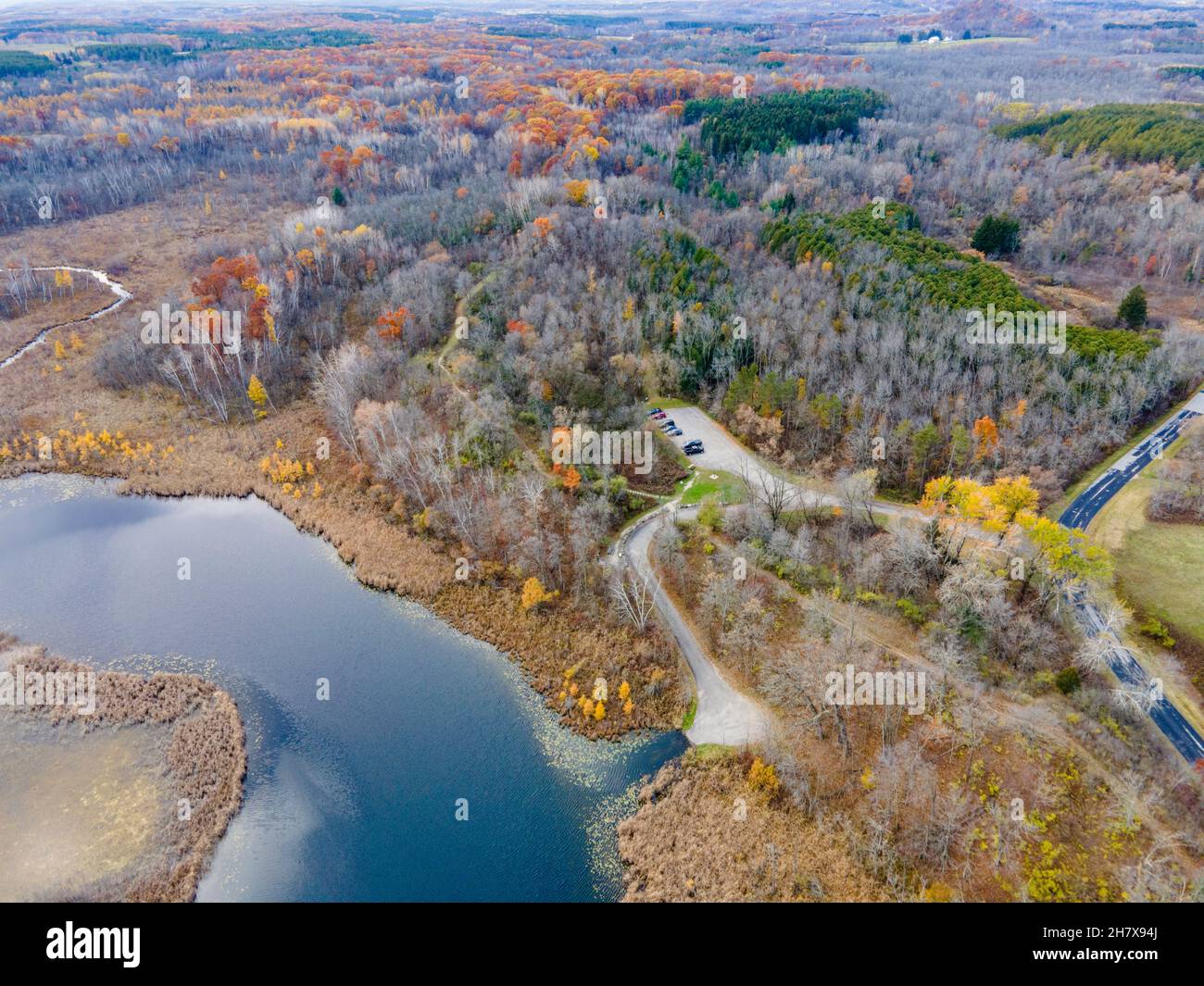 Luftaufnahme des Butler Lake an einem bewölkten Herbstmorgen. Dundee, Wisconsin, USA. Stockfoto