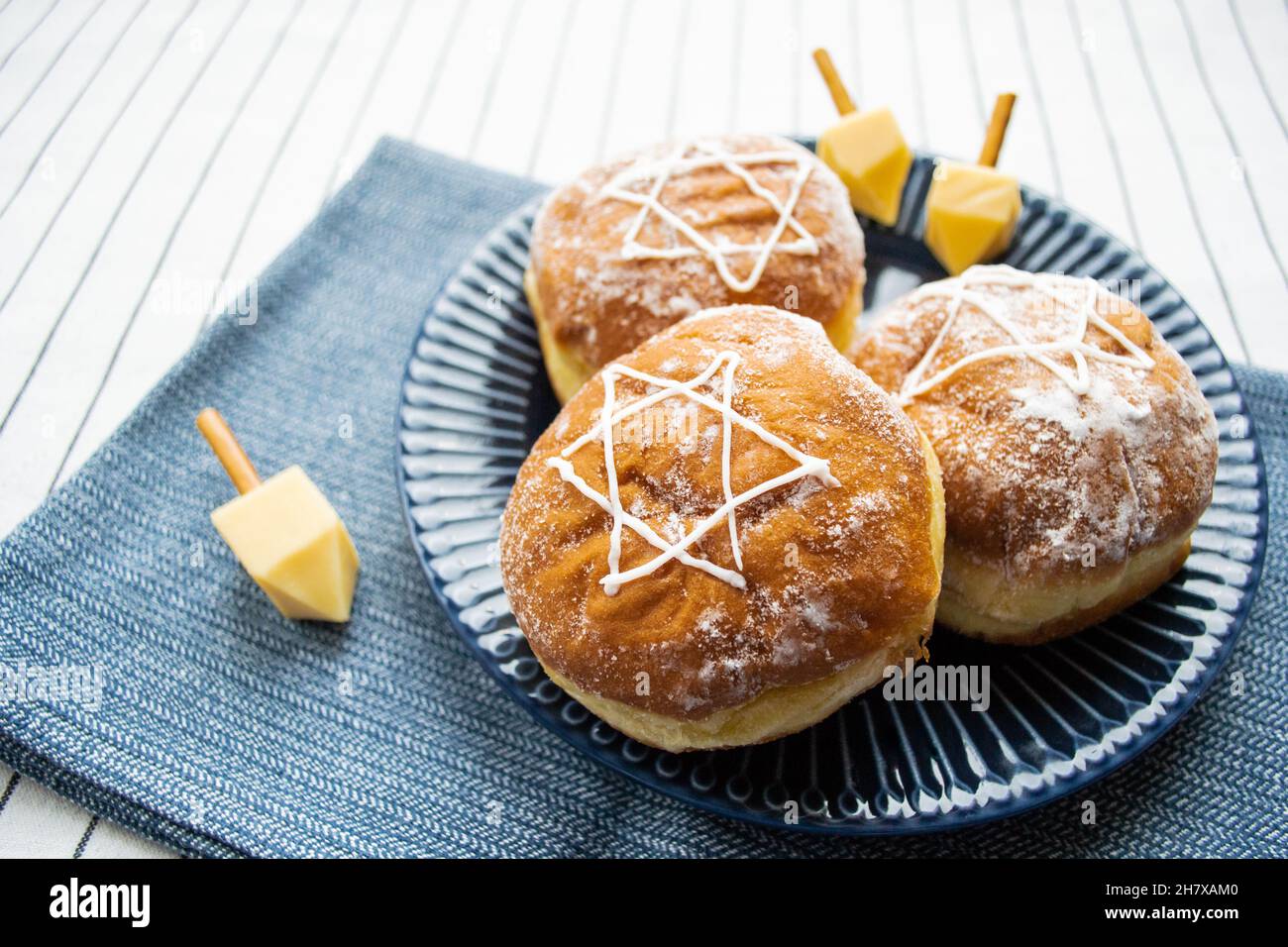 Frohes Chanukka. Ein traditionelles Leckerbissen mit David Star und Dreidel aus Käse und Keksstäbchen. Speicherplatz kopieren. Stockfoto