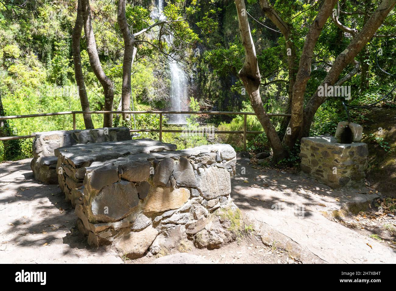 Der Blick auf den Wasserfall im Camp. Madeira. Levada do Moino Stockfoto