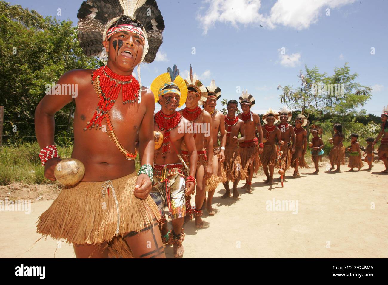 porto seguro, bahia, brasilien - 20. dezember 2010: Indios der ethnischen Gruppe Pataxo werden während einer Demonstration in einem indigenen Dorf in der Cit gesehen Stockfoto