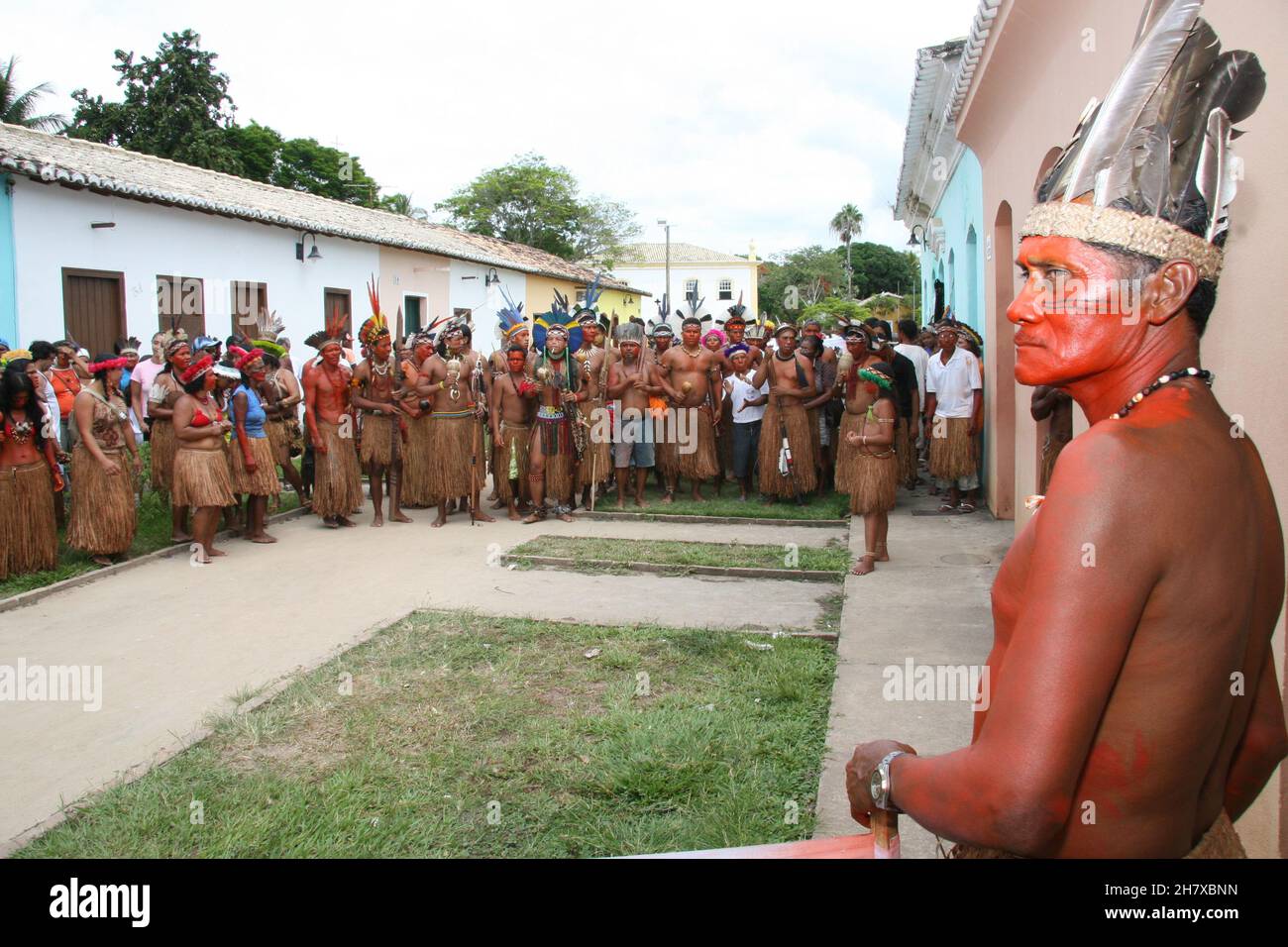 porto seguro, bahia, brasilien - 20. dezember 2010: Indios der ethnischen Gruppe Pataxo werden während einer Demonstration in einem indigenen Dorf in der Cit gesehen Stockfoto