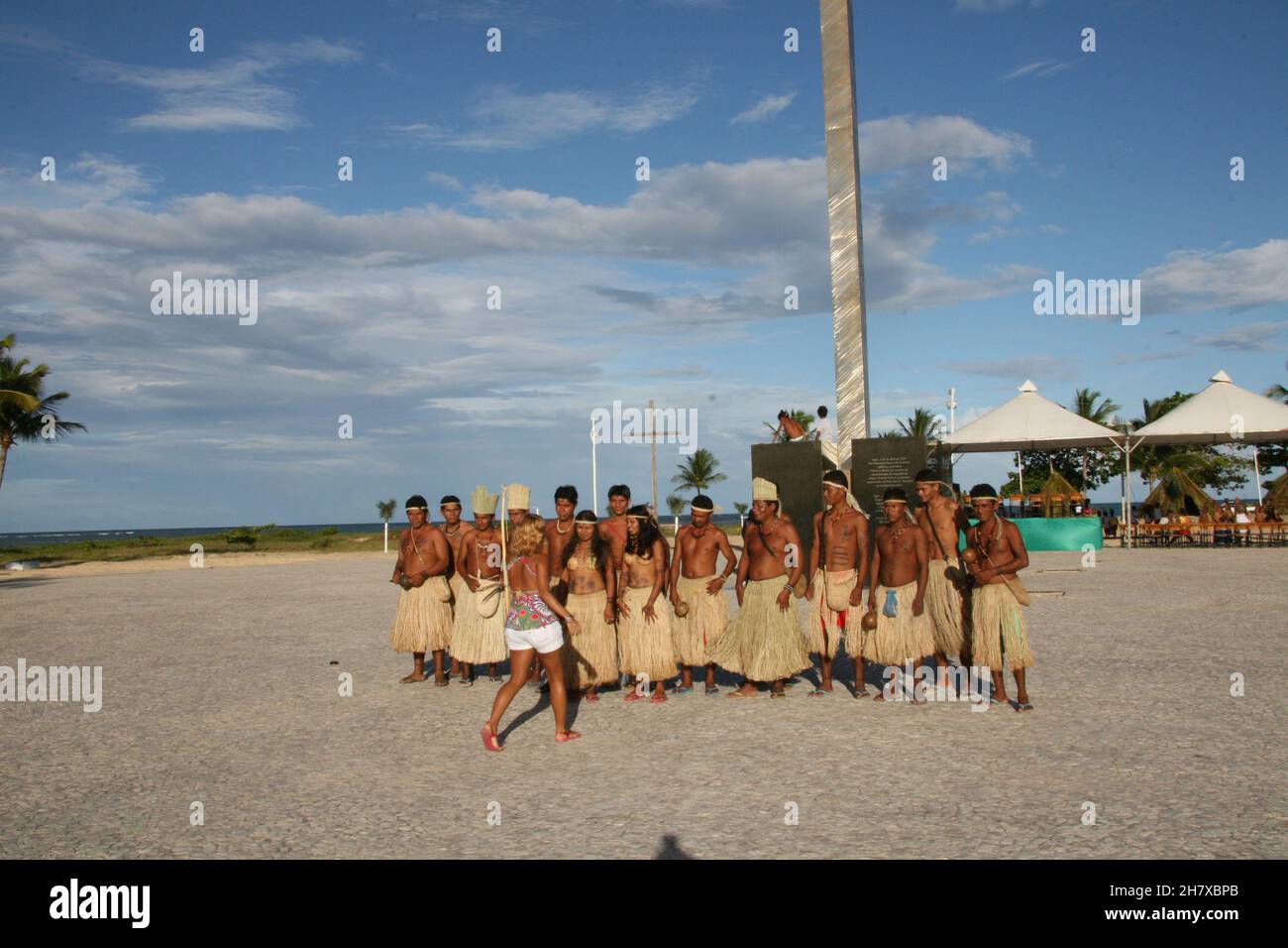 porto seguro, bahia, brasilien - 20. dezember 2010: Indios der ethnischen Gruppe Pataxo werden während einer Demonstration in einem indigenen Dorf in der Cit gesehen Stockfoto