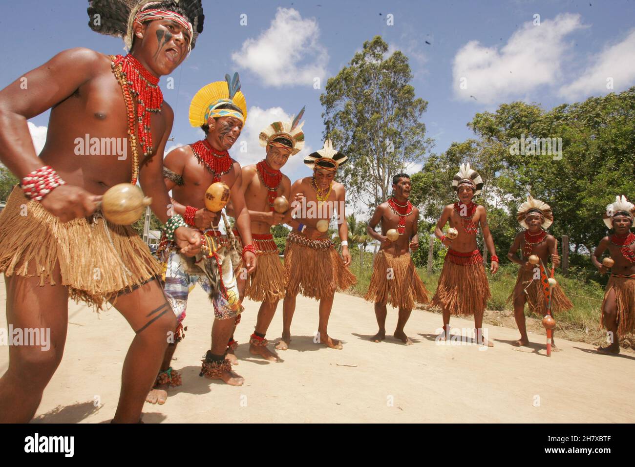 porto seguro, bahia, brasilien - 20. dezember 2010: Indios der ethnischen Gruppe Pataxo werden während einer Demonstration in einem indigenen Dorf in der Cit gesehen Stockfoto