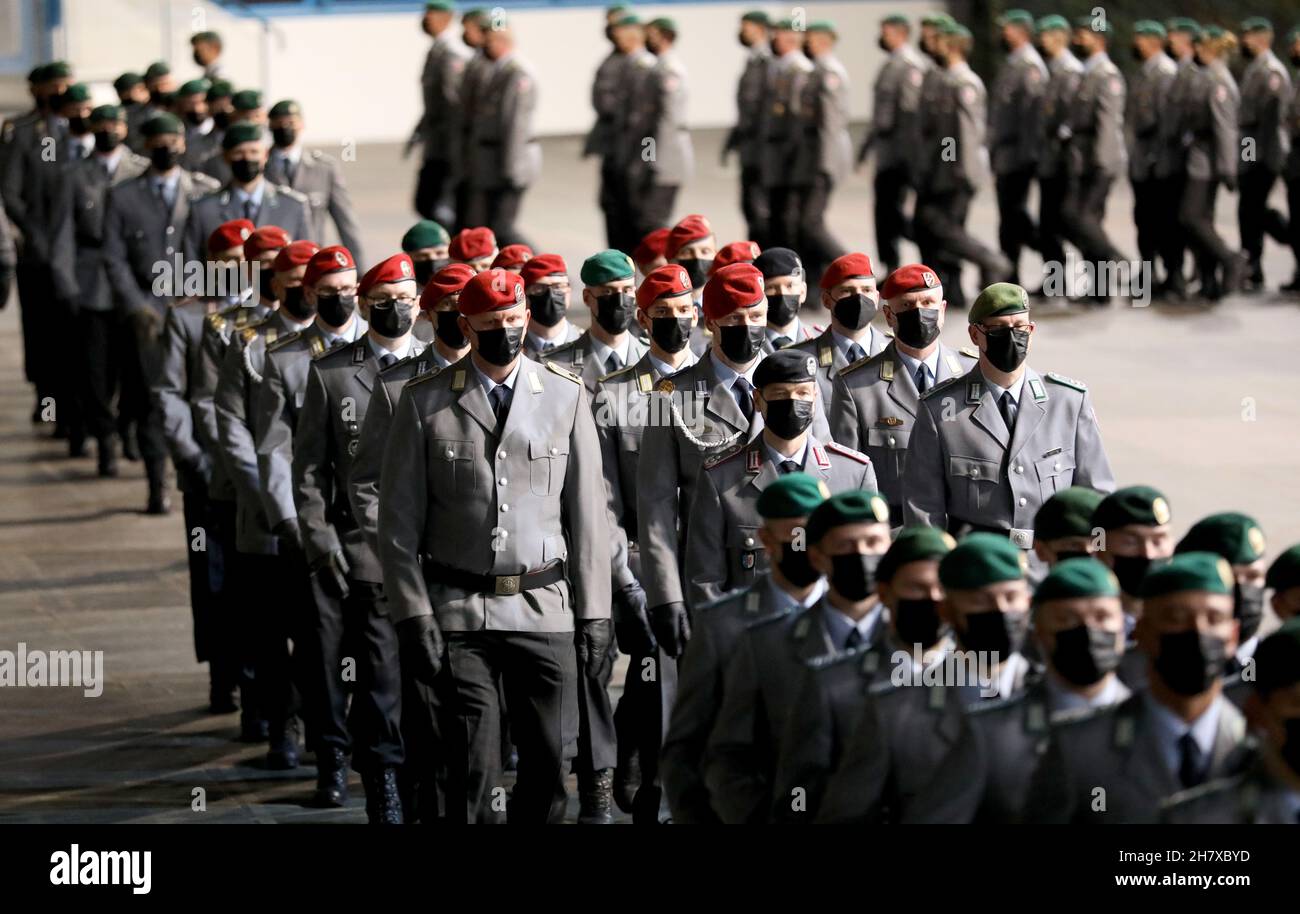 Neubrandenburg, Deutschland. 25th. November 2021. Die gepanzerte Infanteriebrigade 41 'Vorpommern' feiert im Jahnsportforum mit einem militärischen Roll-Call ihr 30th-jähriges Bestehen. Wegen der Bedingungen von Corona sollten etwa 140 Soldaten und 120 Gäste dort sein. Die größte Einheit der Armee in Mecklenburg-Vorpommern umfasst rund 4500 Soldaten in Mecklenburg-Vorpommern, Schleswig-Holstein und Sachsen-Anhalt. Quelle: Bernd Wüstneck/dpa-Zentralbild/dpa/Alamy Live News Stockfoto