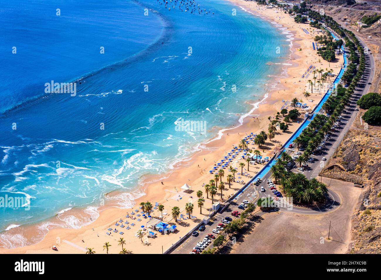 SANTA CRUZ DE TENERIFFA, SPANIEN - 4. NOVEMBER 2021: Luftaufnahme von Playa de Las Teresitas Stockfoto